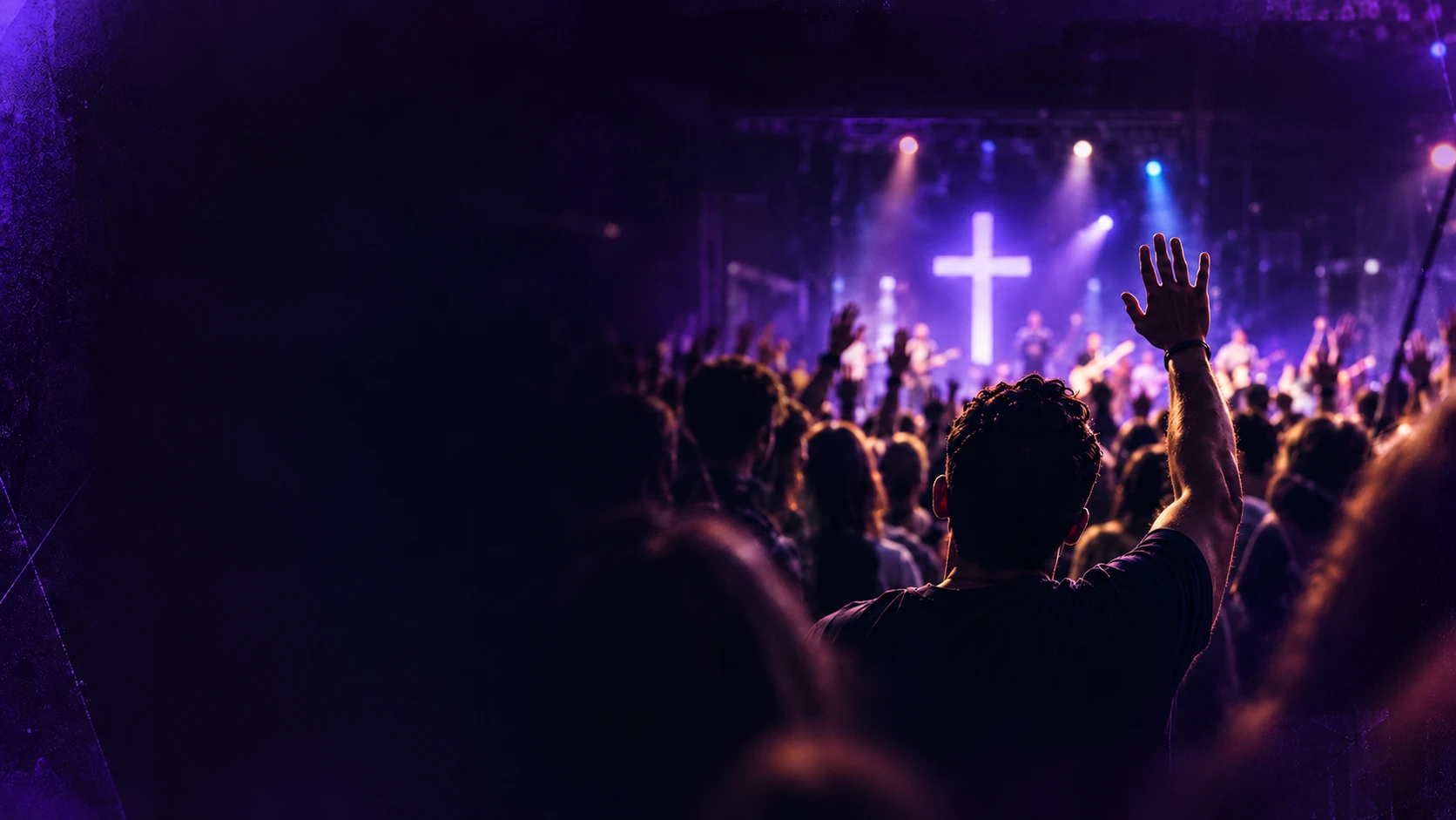 Público reunido diante de um palco iluminado em um evento cristão.